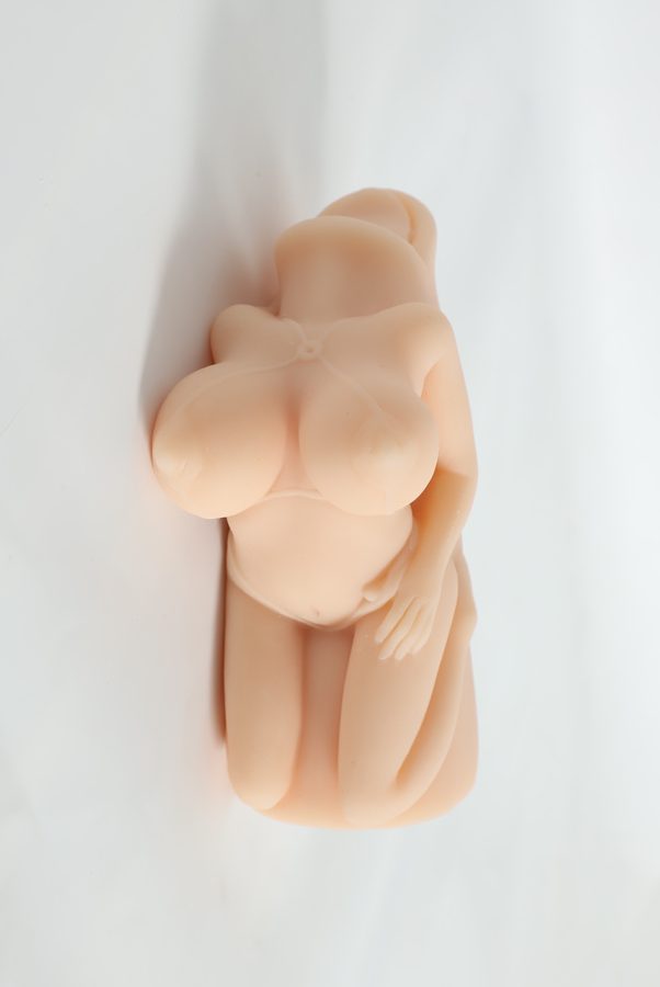 Torso femenino realista de tamaño compacto para la intimidad
