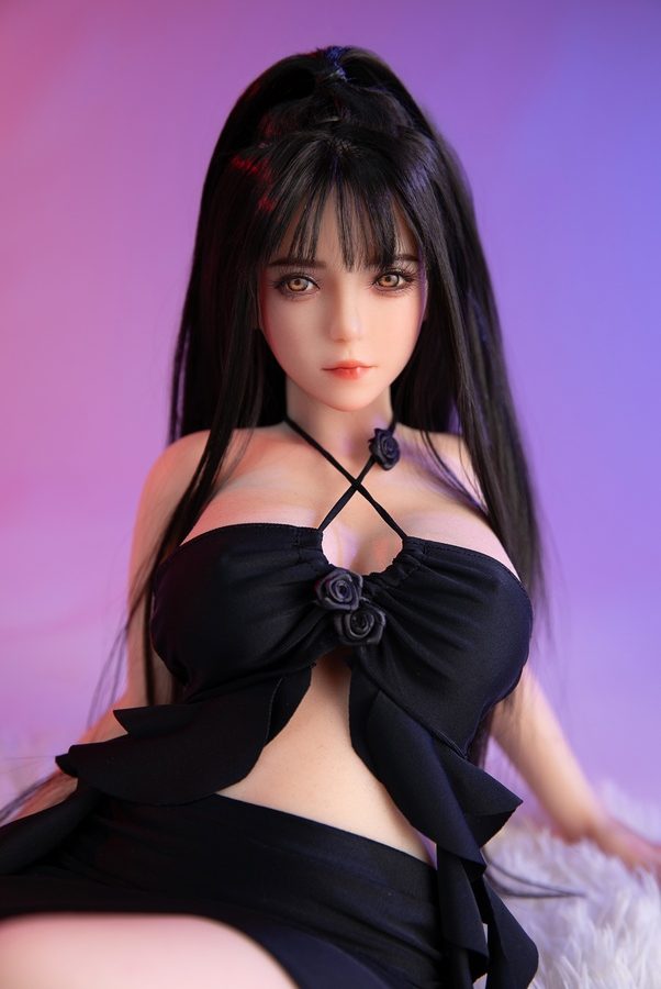 Una Muñeca Sexual Realista Con Cabello Largo Y Liso Negro Y Un Busto De Copa C